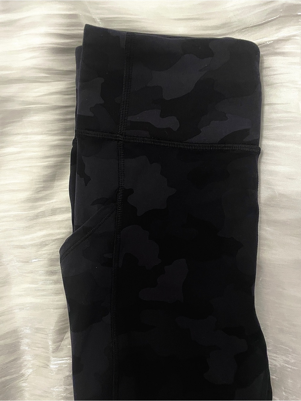 Lululemon Invigorate High-Rise Crop Leggings 25” in Incognito Camo, Size 6 - Picture 5 of 12